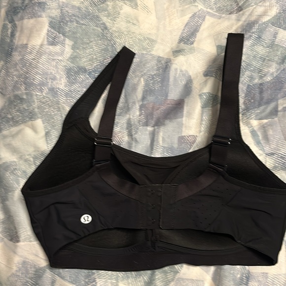 Lululemon sports bra, size will fit size 34D - Picture 2 of 2